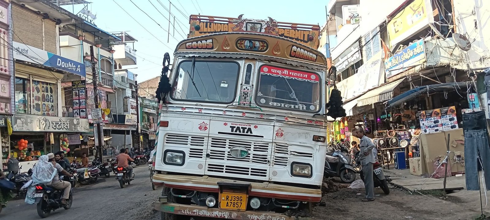 धार रोड पर धंसा ट्रक का पहिया, एक लेन का आवागमन प्रभावित