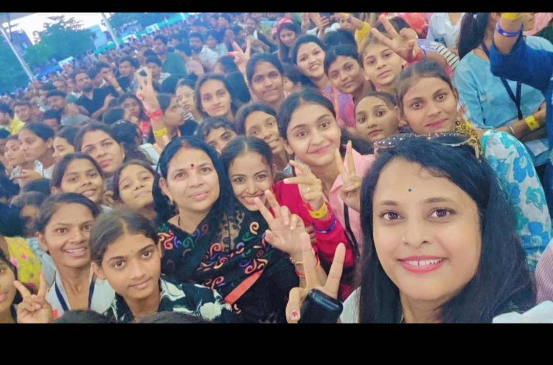 छात्रों की गूंज में उमरबन से 200 छात्राएं पहुंचीं