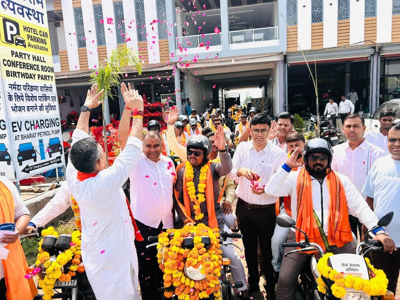 मनावर पहुंची ‘जन, जल, संकल्प सेवा’ बाइक यात्रा