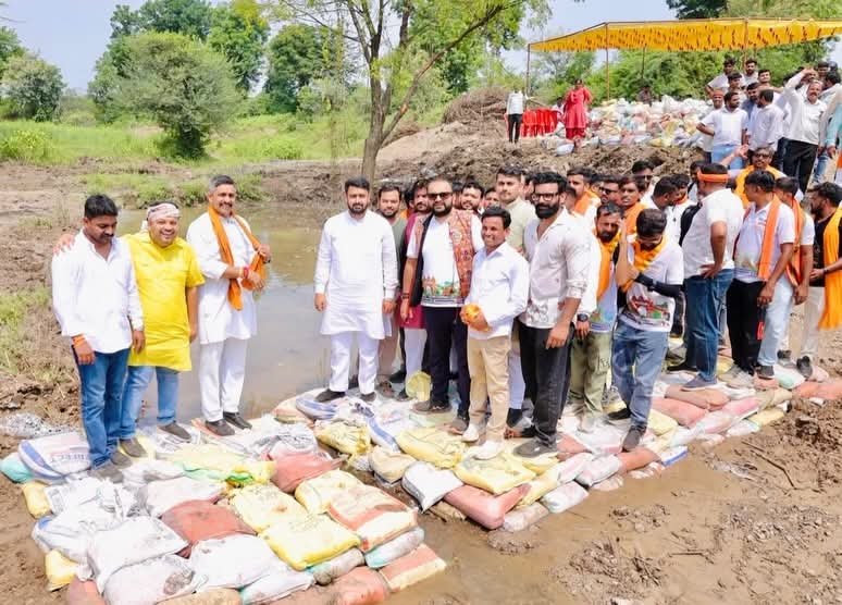 प्रधानमंत्री मोदी के पर्यावरण संरक्षण के संकल्प से प्रेरित होकर युवाओं ने किया श्रमदान