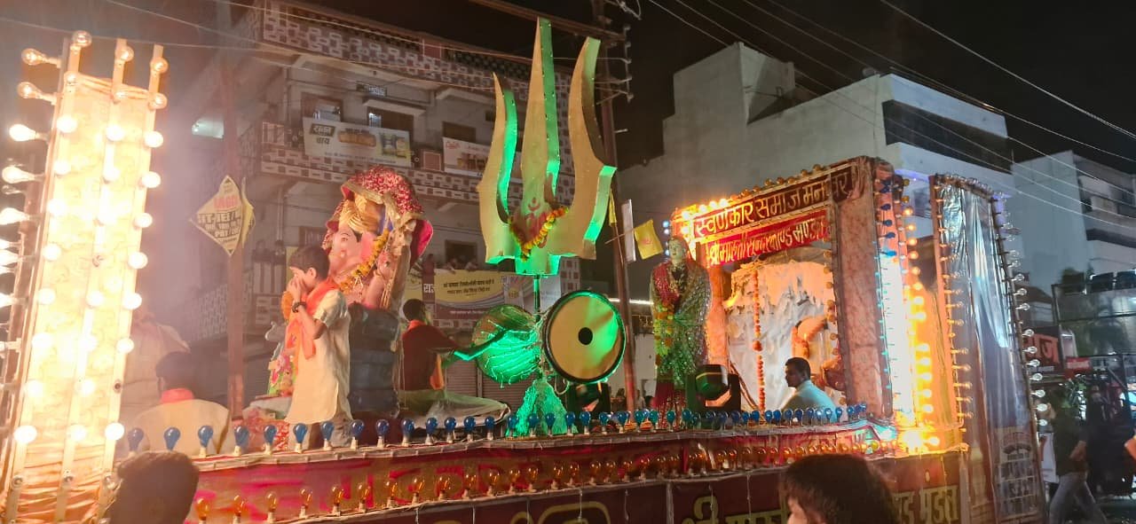 अनंत चौदस पर मनावर में 13 से अधिक झांकियां, तड़के तक सड़कों पर रहा उत्सव