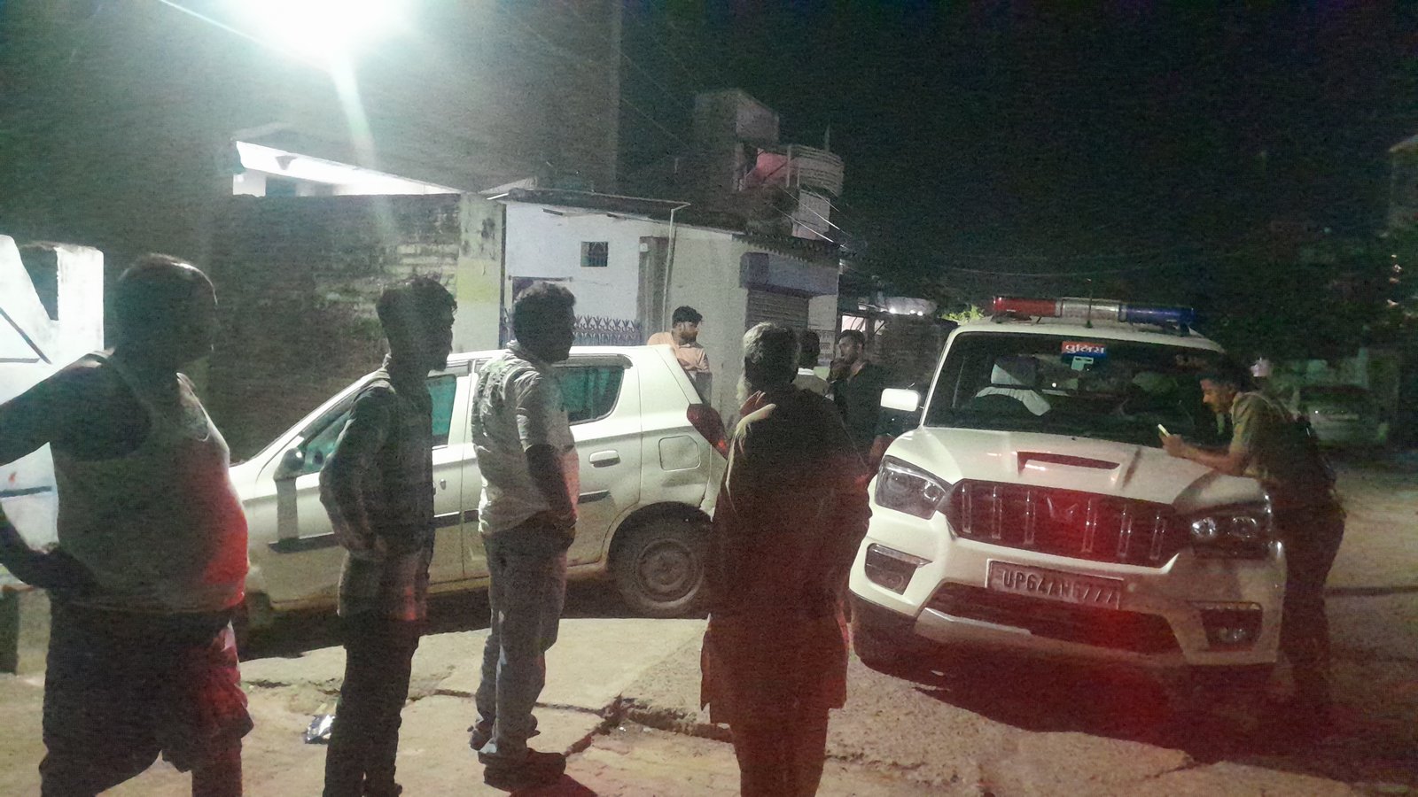 पुलिस द्वारा पीछा करने पर संदिग्ध की कर दीवाल से टकराई