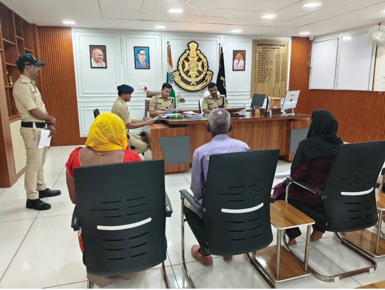 सिंगरौली: पुलिस अधीक्षक श्री षियाज़ के.एम. ने जनसुनवाई में व्यक्तिगत रूप से सुनीं आमजन की समस्याएं।