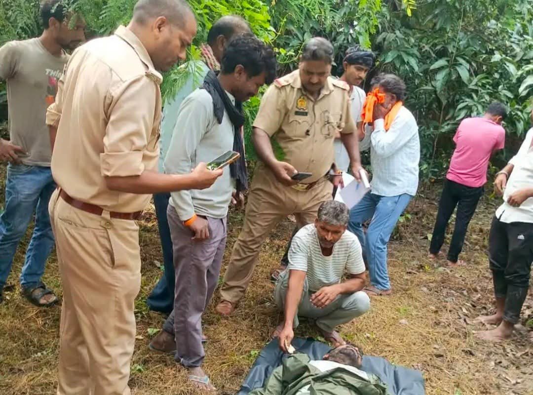 जौनपुर में सनसनी: ढाई माह से लापता लाइब्रेरी संचालक का पेड़ से लटका मिला शव, परिजनों ने लगाया हत्या का आरोप