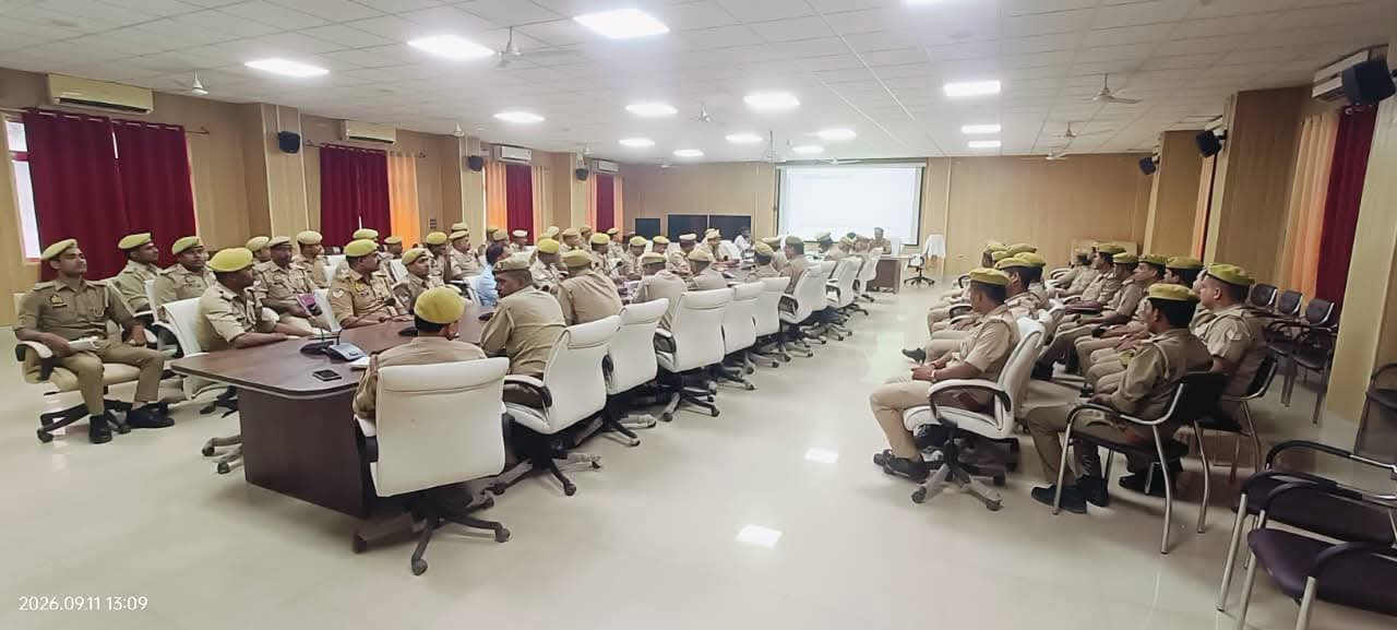 जनपद के सभी थानों की सीसी टीमों एवं सीसीटीएनएस टीमों के साथ पुलिस लाइन सभागार कक्ष में समीक्षा बैठक आयोजित की गयी।