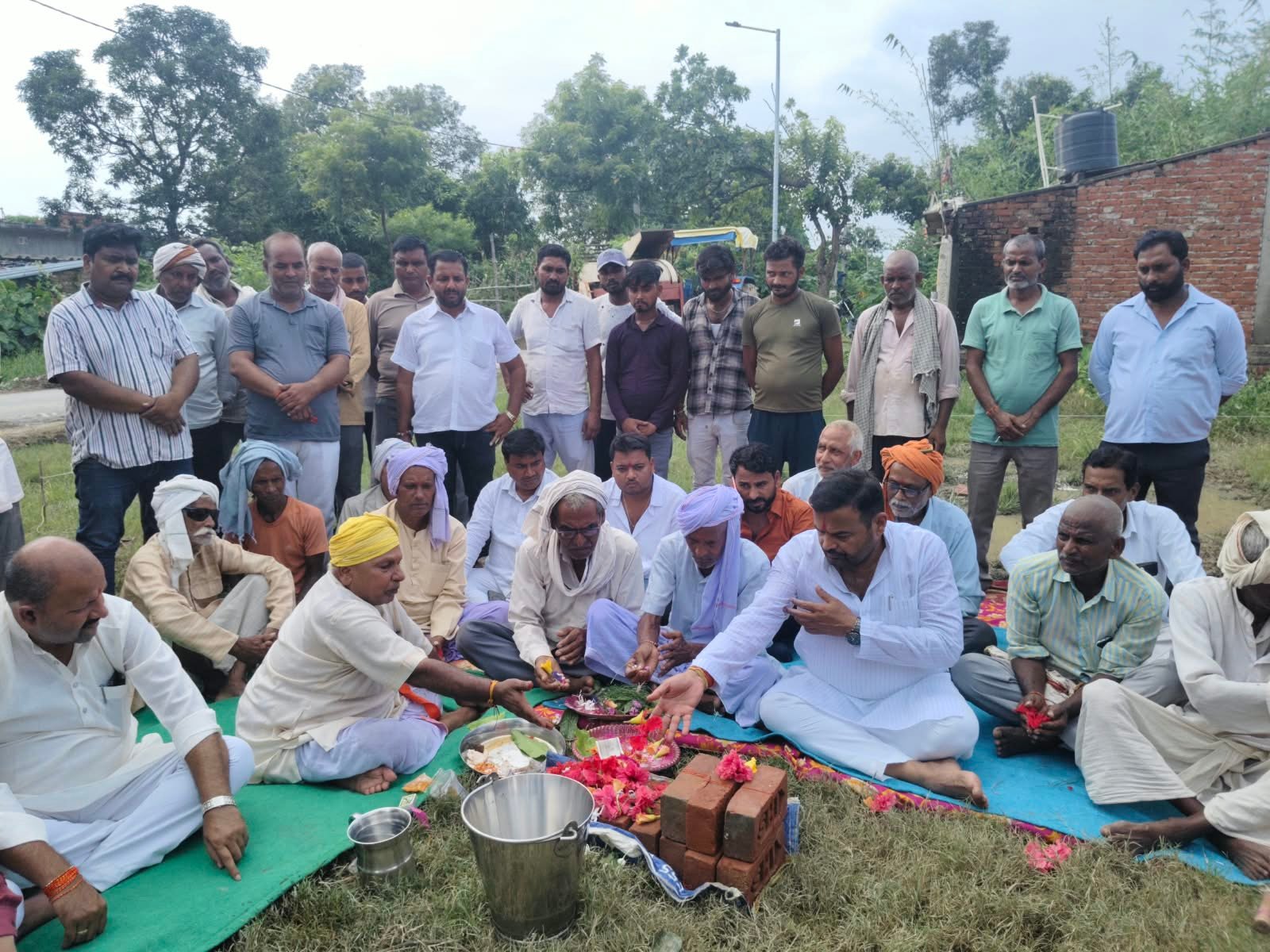 आज नगर पंचायत बनकटी के वार्ड नंबर 3 कृष्णा नगर देईसाड़ में लंबे समय से क्षेत्रवासियों की मांग पर भव्य मैरज_हाल निर्माण कार्य का शुभारंभ विधि-
