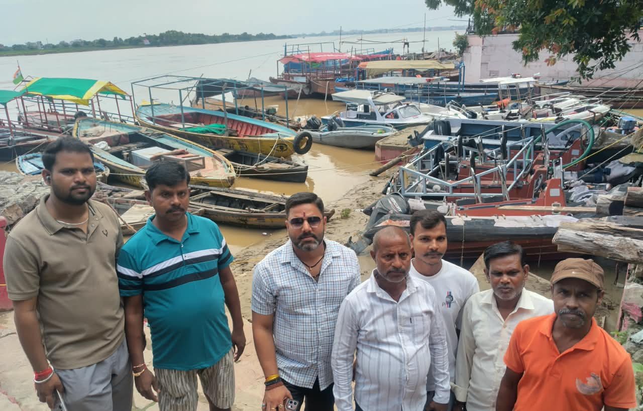 बाढ़ में छोटी नावों पर रोक, बड़े क्रूज को छूट मिलने से नाविक समाज में आक्रोश