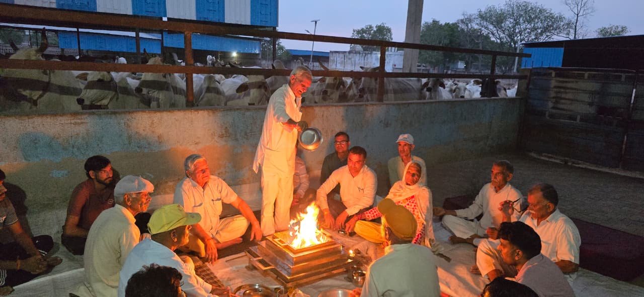 प्रधानमंत्री नरेंद्र मोदी के दीर्घायु होने की कामना, मुक्तेश्वर पुरी गौशाला में दी आहुतियां