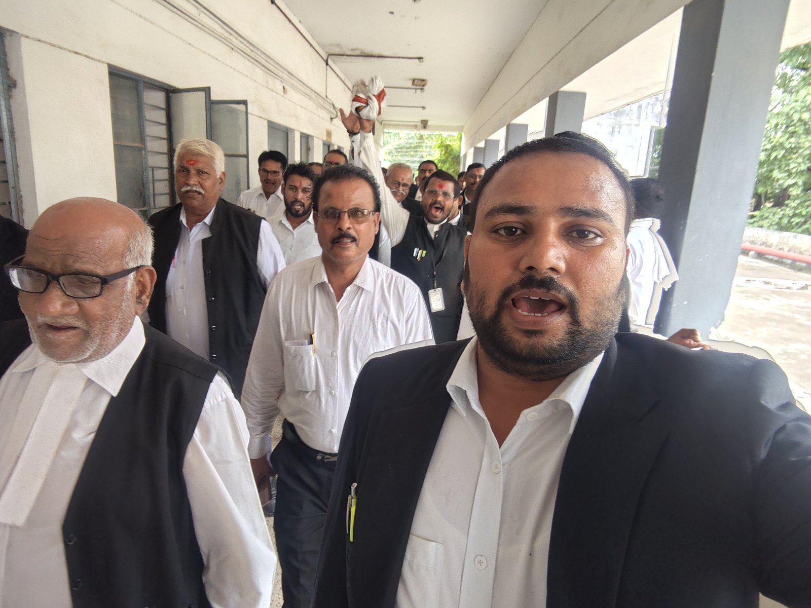 ⚖️ जिला न्यायालय में अधिवक्ताओं की हड़ताल 📢 एडवोकेट प्रोटेक्शन बिल लागू करने की मांग मिर्जापुर जिला न्यायालय में अधिवक्ताओं ने हड़ताल कर पूरे देश में एडवोकेट प्रोटेक्शन बिल लागू
