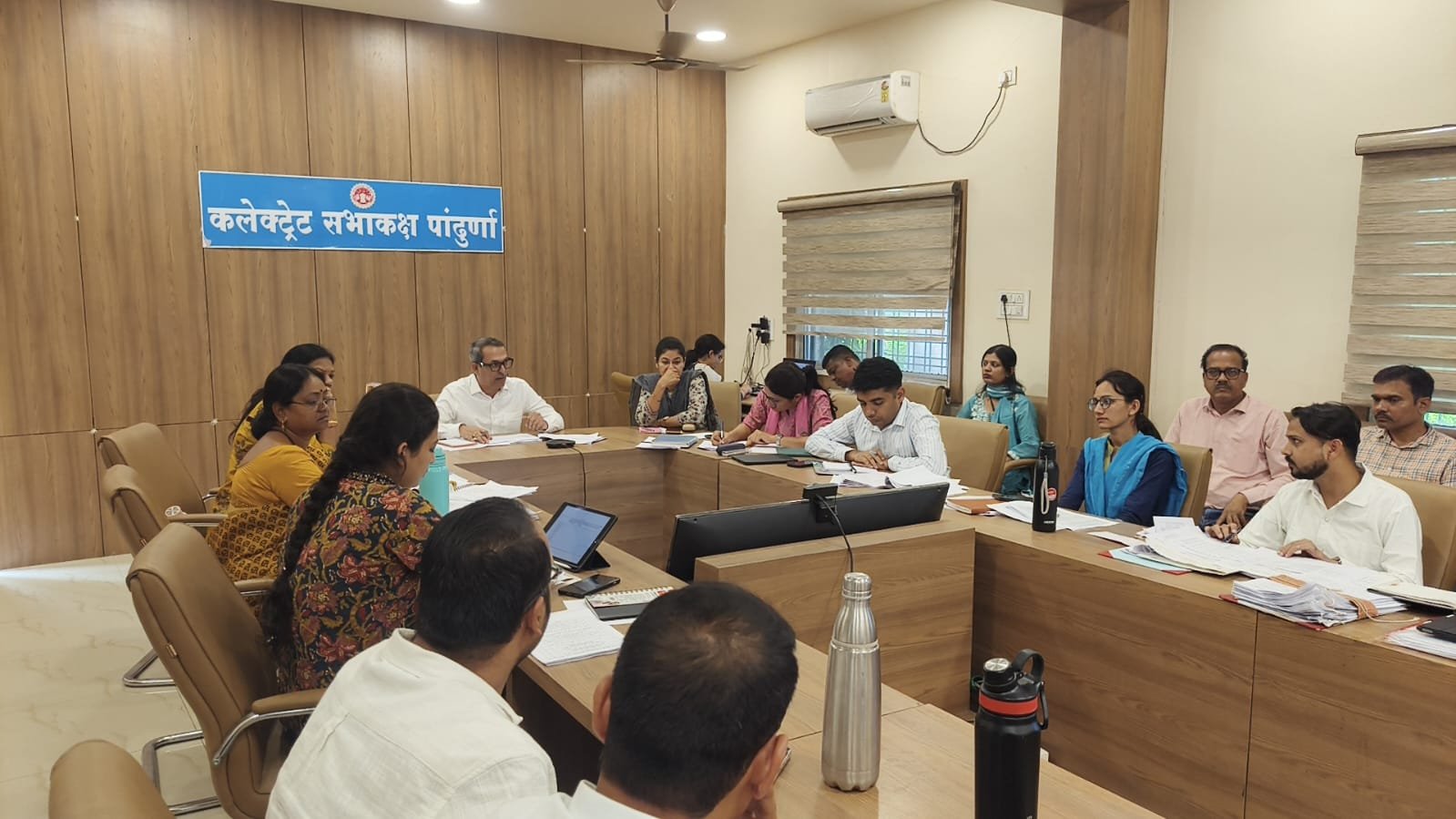 राजस्व प्रकरणों के निराकरण में अनावश्यक विलंब बर्दाश्त नहीं होगा – कलेक्टर श्री नीरज कुमार वशिष्ठ