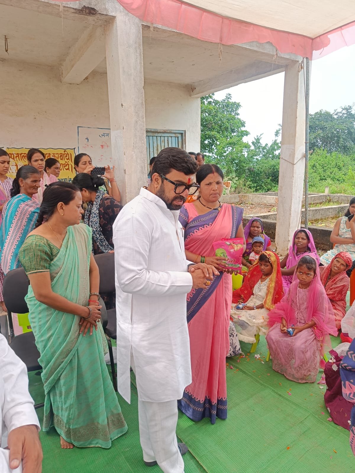 सेवा संकल्प अभियान के तहत नरसला और जमलापानी में आंगन मिलन कार्यक्रम आयोजित ​कलेक्टर श्री नीरज कुमार वशिष्ठ के मार्गदर्शन एवं सांसद श्री बंटी विवेक साहू की उपस्थिति में कार्यक्रम सं