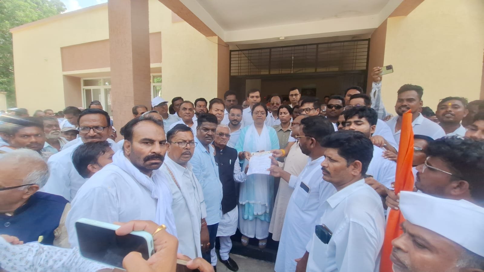 पांढुरना में कांग्रेस का प्रदर्शन, राष्ट्रपति के नाम कलेक्टर को सौंपा ज्ञापन
