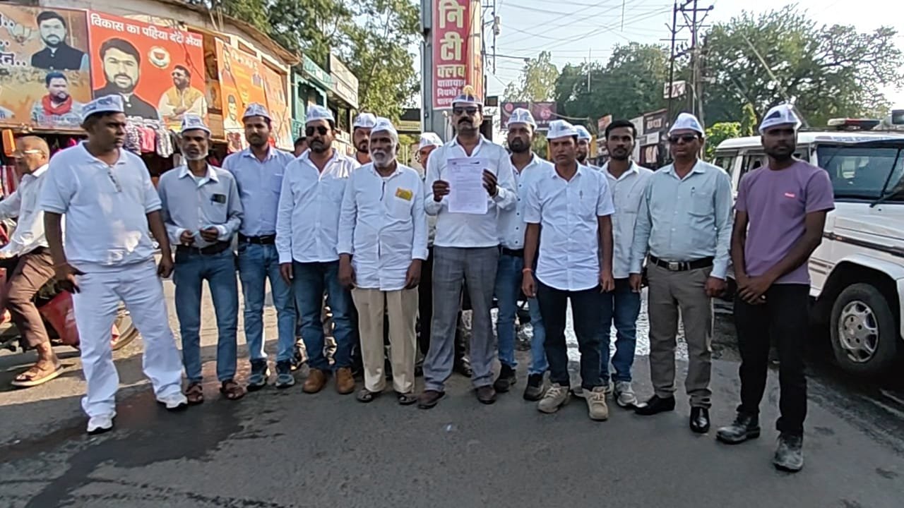 मुख्य चुनाव आयुक्त के त्यागपत्र की मांग, आप ने राष्ट्रपति के नाम सौंपा ज्ञापन