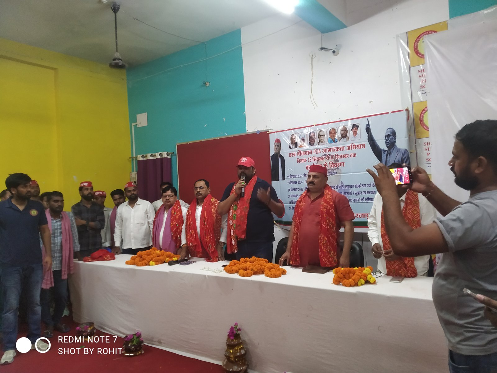 छात्र नौजवान जागरूकता अभियान में छात्रों ने खुलकर रखी अपनी समस्याएं मिर्जापुर। समाजवादी पार्टी द्वारा 29 सितंबर 2026 को शिवलोक श्री नेत्र महाविद्यालय, पंडरी में छात्र नौजवान जागर