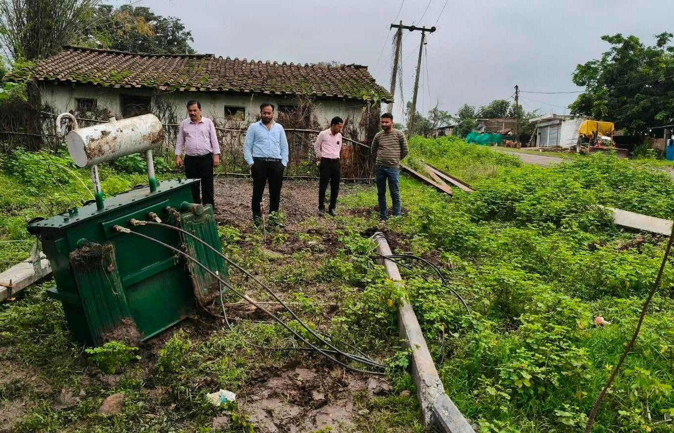 बिना मजबूत बेसमेंट के खड़े किए खंभे, बारिश में गिरा ट्रांसफार्मर; कलेक्टर ने जांच के बाद ठेकेदार पर कार्रवाई के दिए निर्देश
