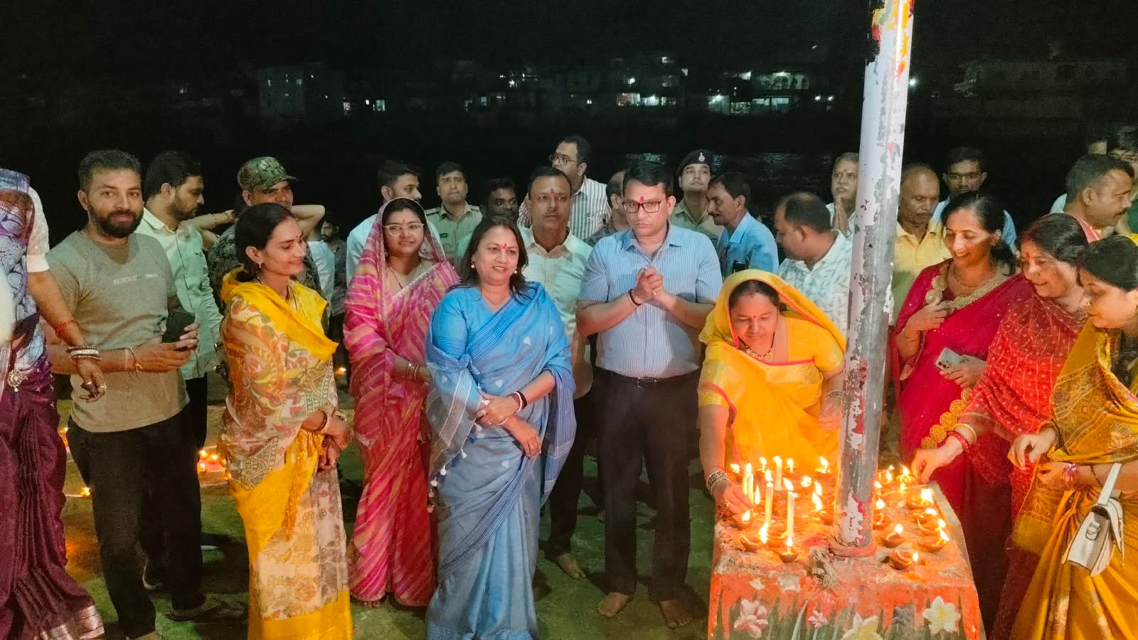 शाम 7 बजे जिलेभर में जलाया गया‘आशीर्वाद का दीया’, 5 लाख 3 हजार दीपों से रोशन हुआ डिंडौरी