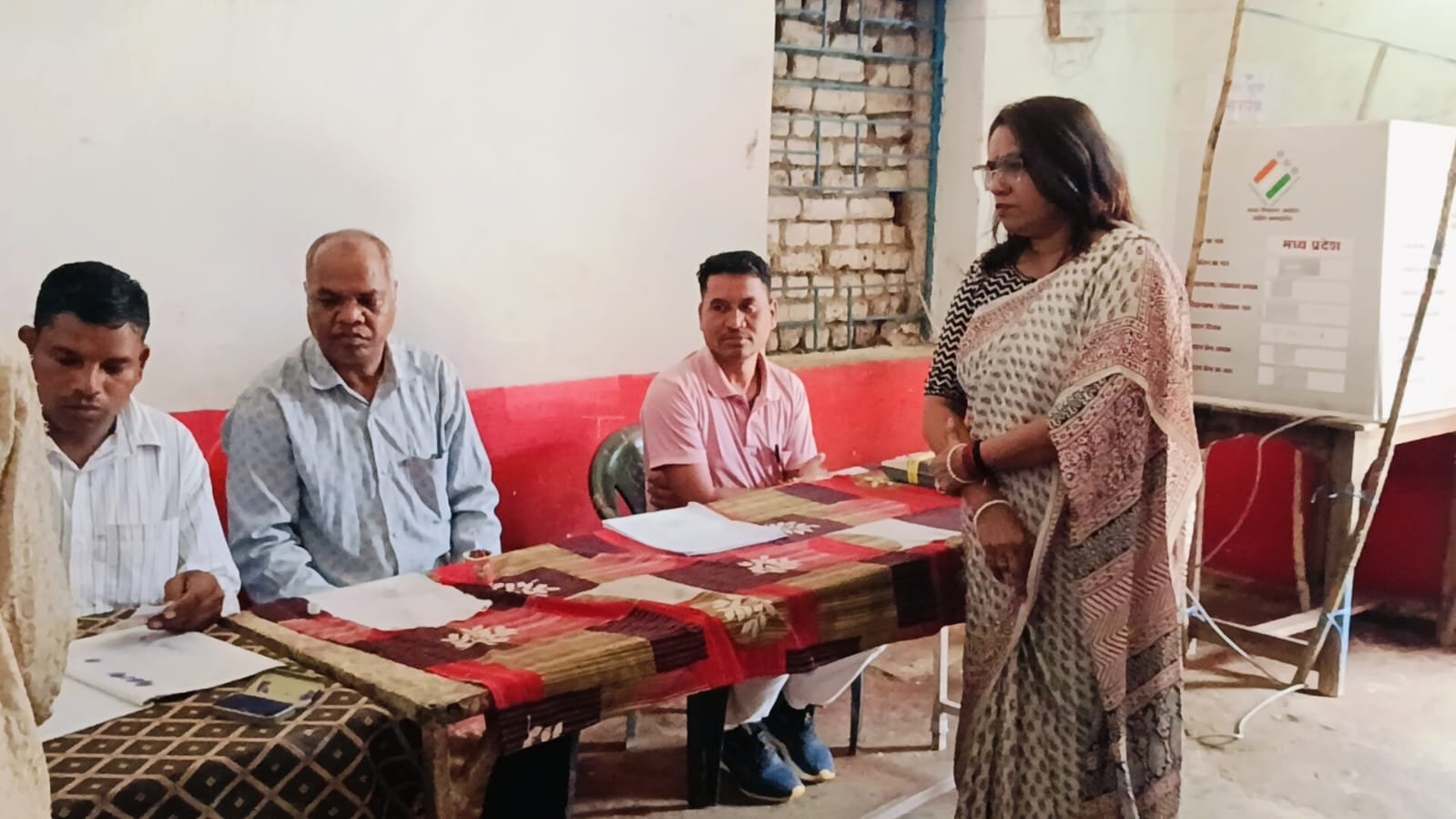 जिले में पंचायत उप निर्वाचन 2026 के लिए मतदान प्रारंभ, कलेक्टर ने कोकोमटा मतदान केंद्र का किया निरीक्षण