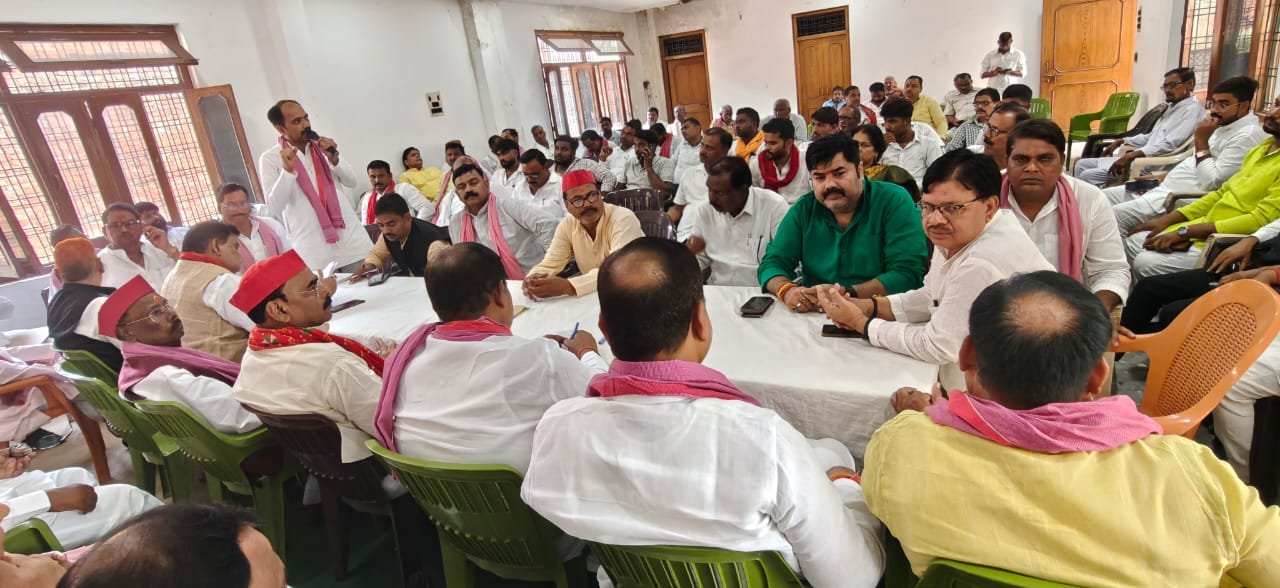 *दाढ़ी राम ग्राम सभा की बदहाल सड़क पर फूटा आक्रोश, ओवरलोड ट्रकों के खिलाफ अनीश कुमार ओझा ने खोला मोर्चा* *पड़री बाजार से मां चंडिका धाम जाने वाले मार्ग की हालत खराब, स्कूली बच्चों