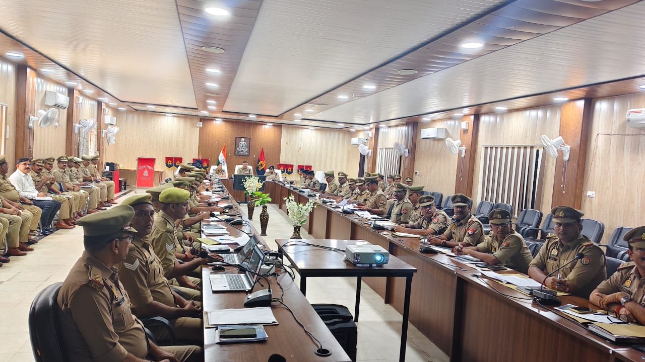 *अपर पुलिस महानिदेशक वाराणसी, जोन वाराणसी द्वारा पुलिस उपमहानिरीक्षक विन्ध्याचल परिक्षेत्र मीरजापुर व पुलिस अधीक्षक मीरजापुर के साथ पुलिस कार्यालय भ्रमण/निरीक्षण तथा पुलिस लाइन सभा