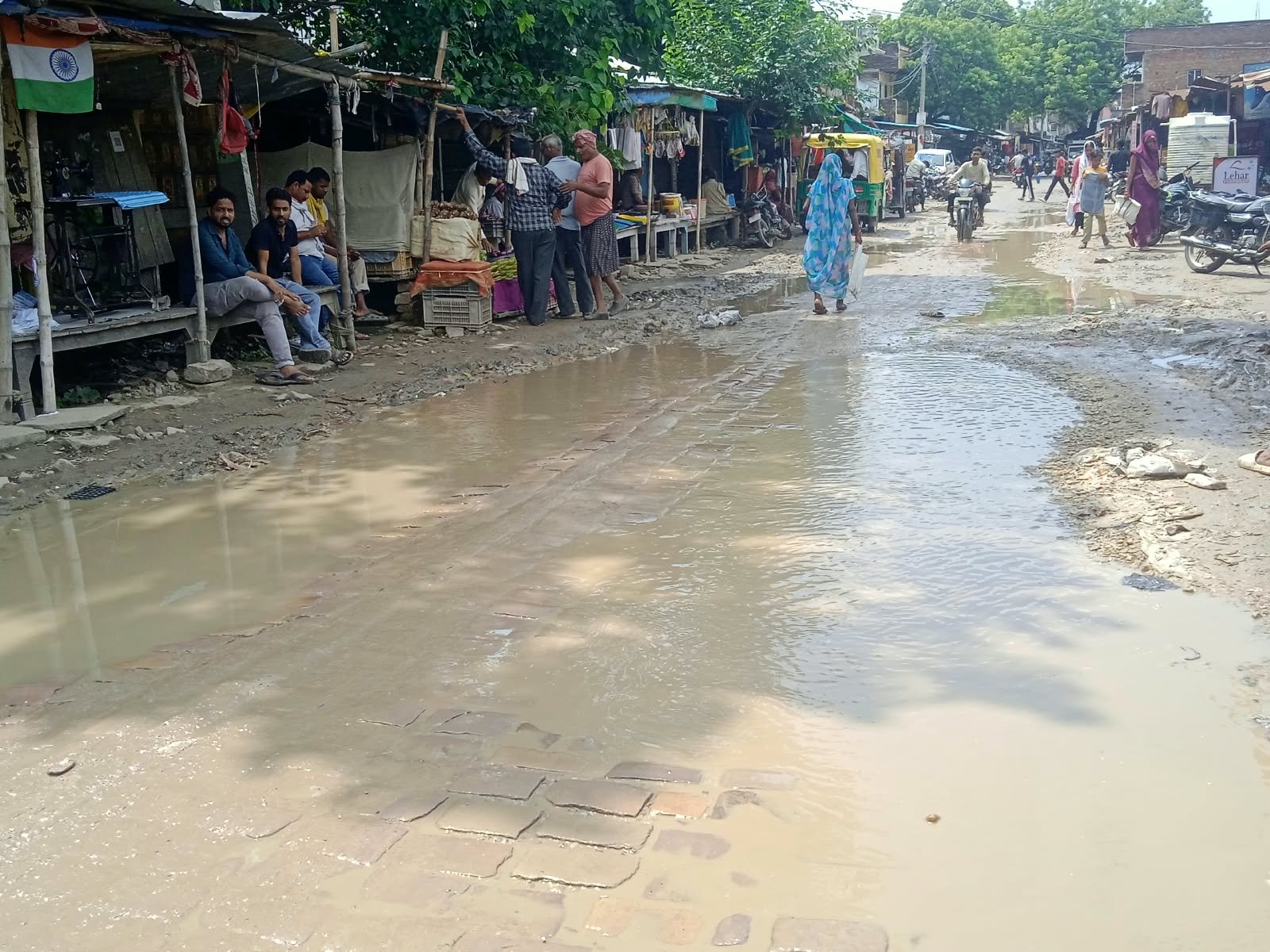 *🔴 ओवरलोड ट्रकों का आतंक! मां चंडिका धाम मार्ग बदहाल, गड्ढों में तब्दील सड़क से जनता ग्रस्त*