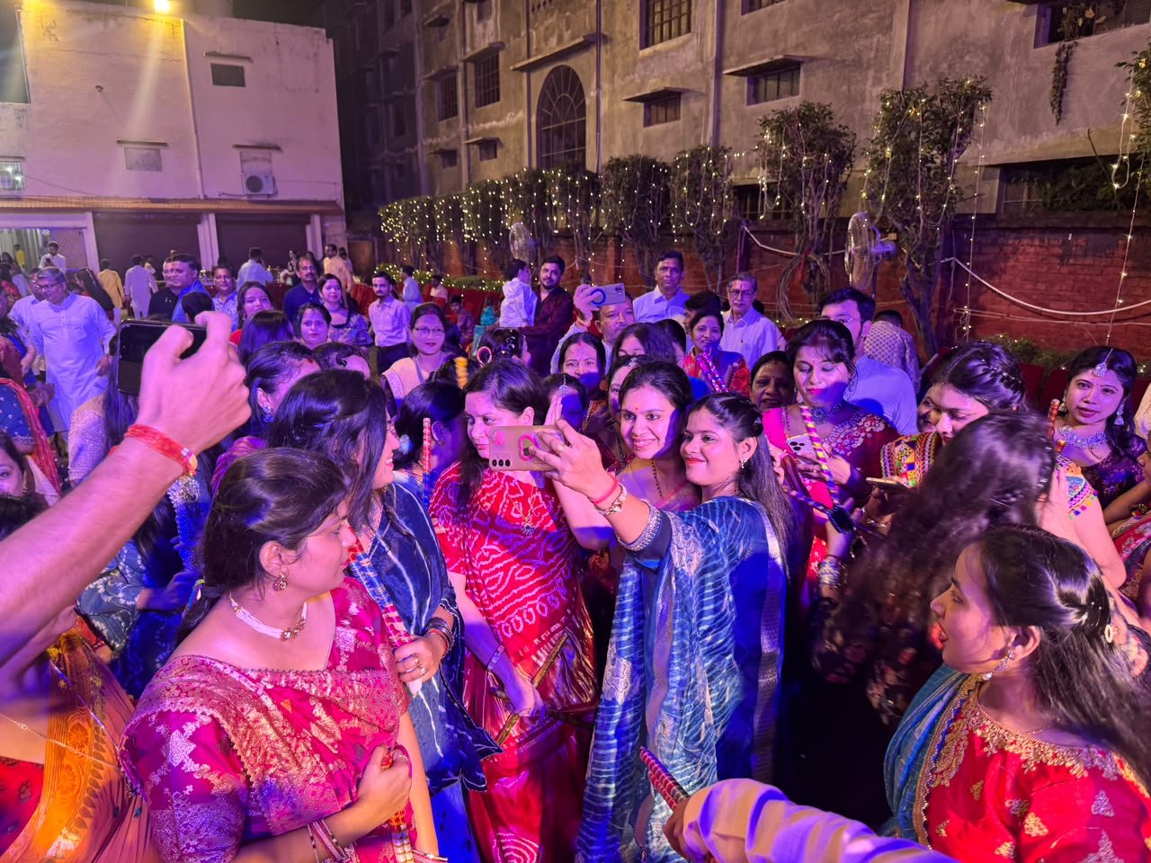 *मीरजापुर में डांडिया नाइट का भव्य आयोजन* *दिव्या मित्तल ने की शिरकत नवरात्र के उत्सवी माहौल में डांडिया की धुन पर झूमे परिवार, महिलाएं और