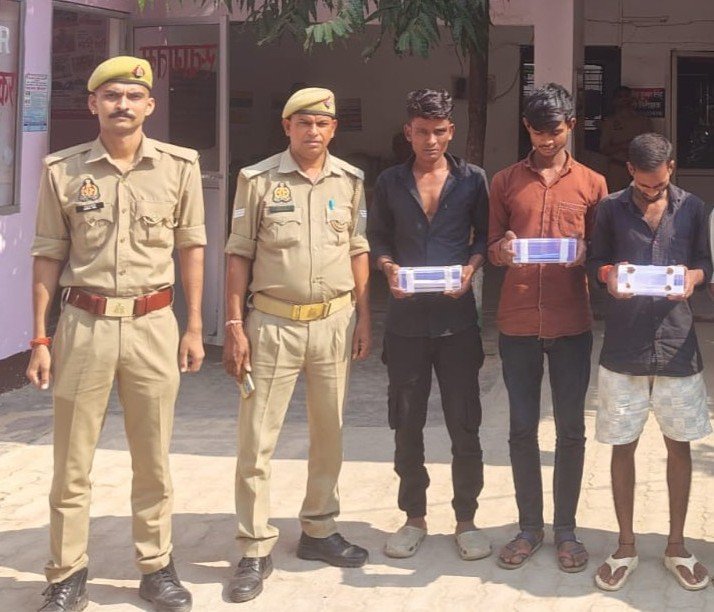 *थाना चुनार पुलिस द्वारा चोरी के अभियोग से सम्बन्धित 02 नफर अभियुक्त गिरफ्तार, चोरी गयी आभुषण बरामद*