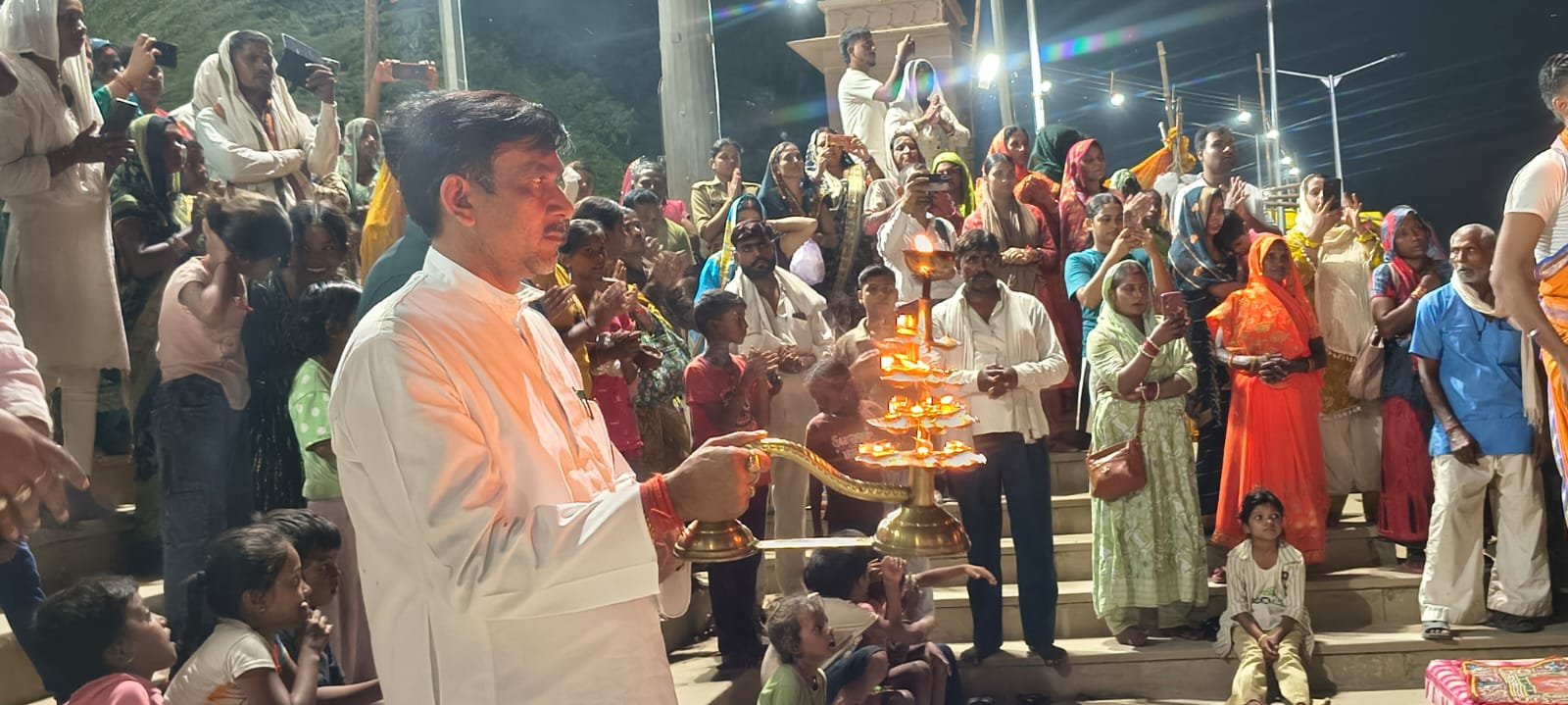 नगर पालिका अध्यक्ष श्याम सुंदर केशरी ने मां गंगा की भव्य आरती कर की पूजा-अर्चना, निर्मलता और स्वच्छता का दिया संदेश*