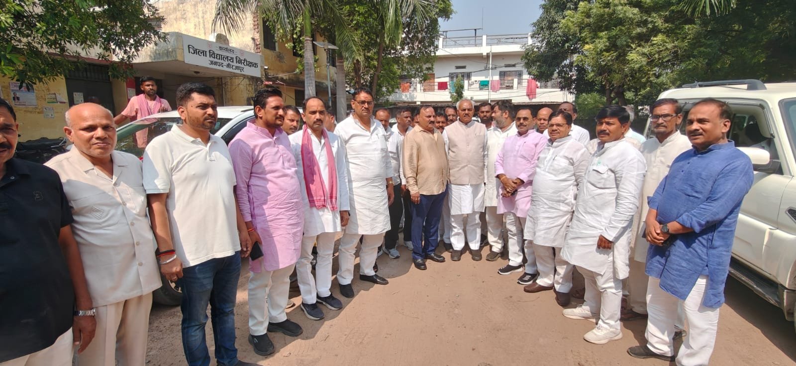 वित्तविहीन शिक्षकों की बैठक को लेकर हंगामा, सपा प्रत्याशी लाल बिहारी यादव पहुंचे डीआईओएस कार्यालय सपा ने लगाया भाजपा को लाभ पहुंचाने का आरोप*