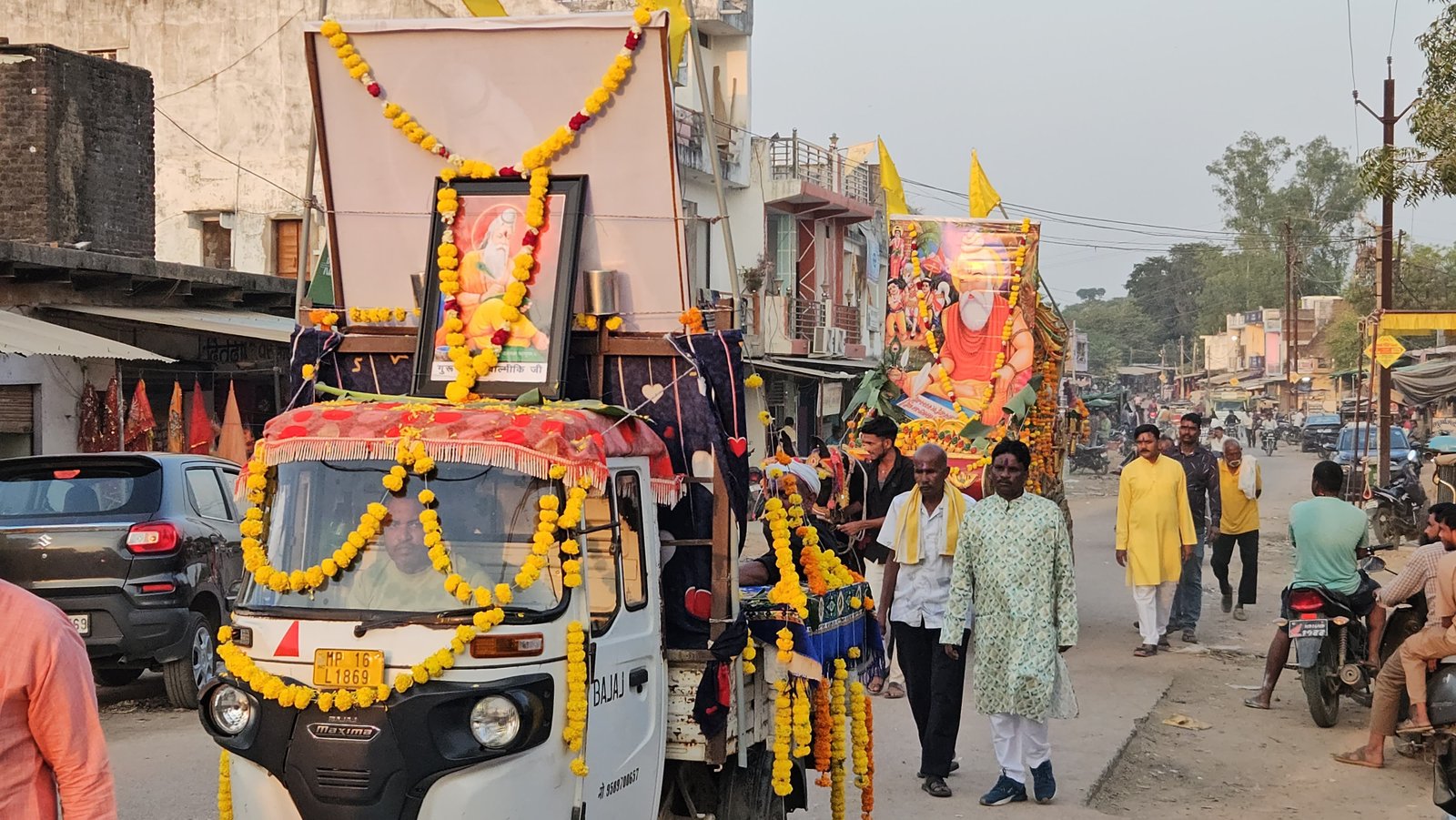 ईशानगर में धूमधाम से निकली भगवान वाल्मीकि जयंती की शोभायात्रा, महाआरती के साथ हुआ समापन