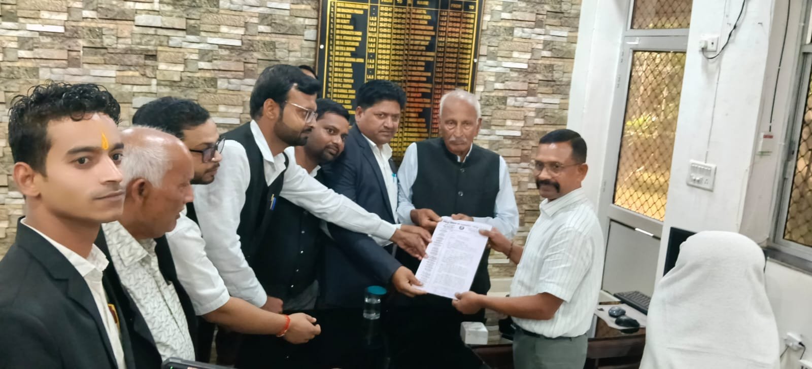 हमीरपुर :अधिवक्ताओं ने न्यायिक कार्य से विरत रहकर जताया विरोध, राष्ट्रपति के नाम सौंपा ज्ञापन