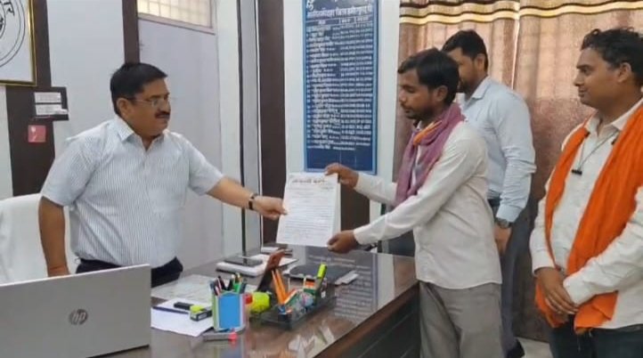 हमीरपुर :अतिवृष्टि से हुए नुकसान के मुआवजे की मांग, अपना दल कार्यकर्ताओं ने सौंपा ज्ञापन