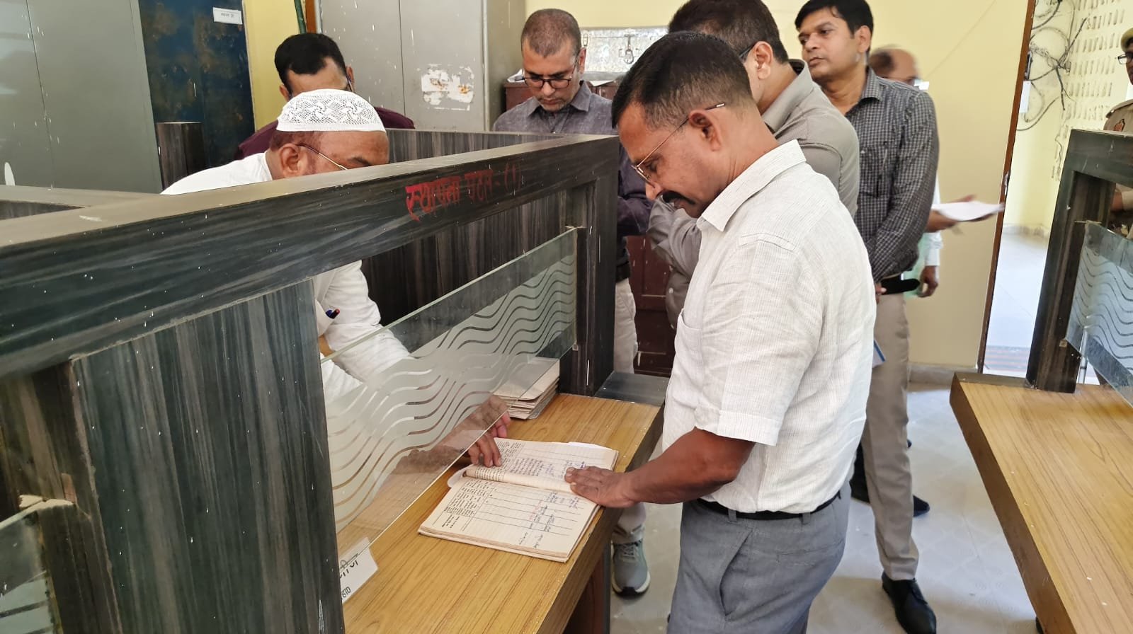 हमीरपुर :लंबित प्रकरणों के शीघ्र निस्तारण के निर्देश, बच्चों की शिक्षा, भोजन और स्वास्थ्य सुविधाओं पर विशेष जोर