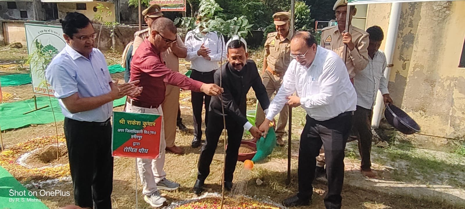हमीरपुर :गांधी-शास्त्री जयंती पर जनपदभर में गूंजा स्वच्छता और सेवा का संदेश