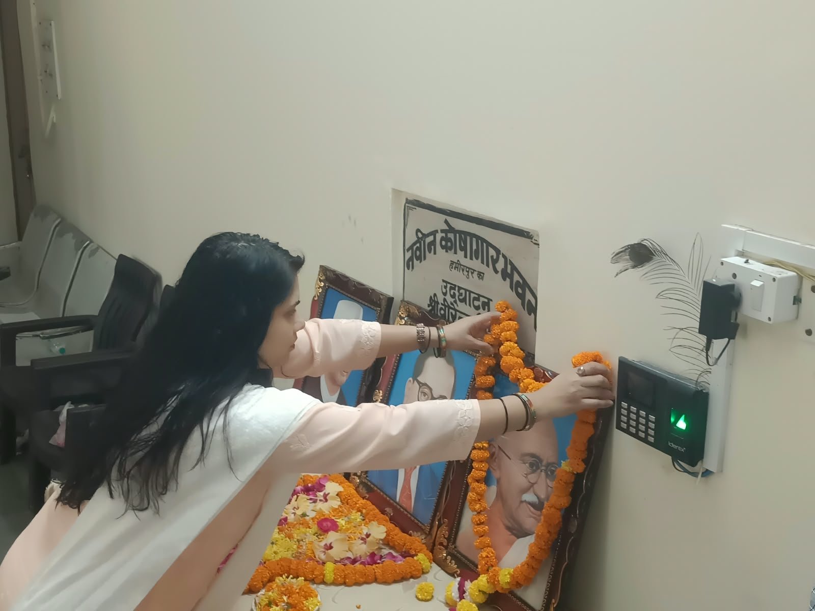 हमीरपुर :गांधी एवं शास्त्री जयंती पर कोषागार में श्रद्धांजलि अर्पित