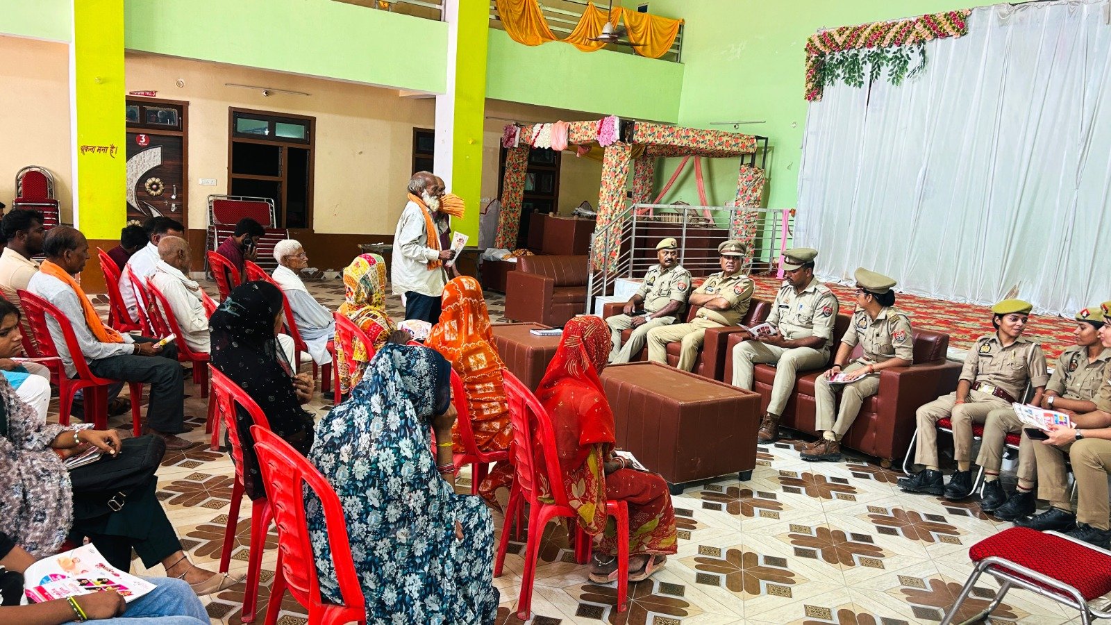 हमीरपुर :गांव-गांव पहुंची मिशन शक्ति टीम, महिलाओं और बालिकाओं को किया जागरूक