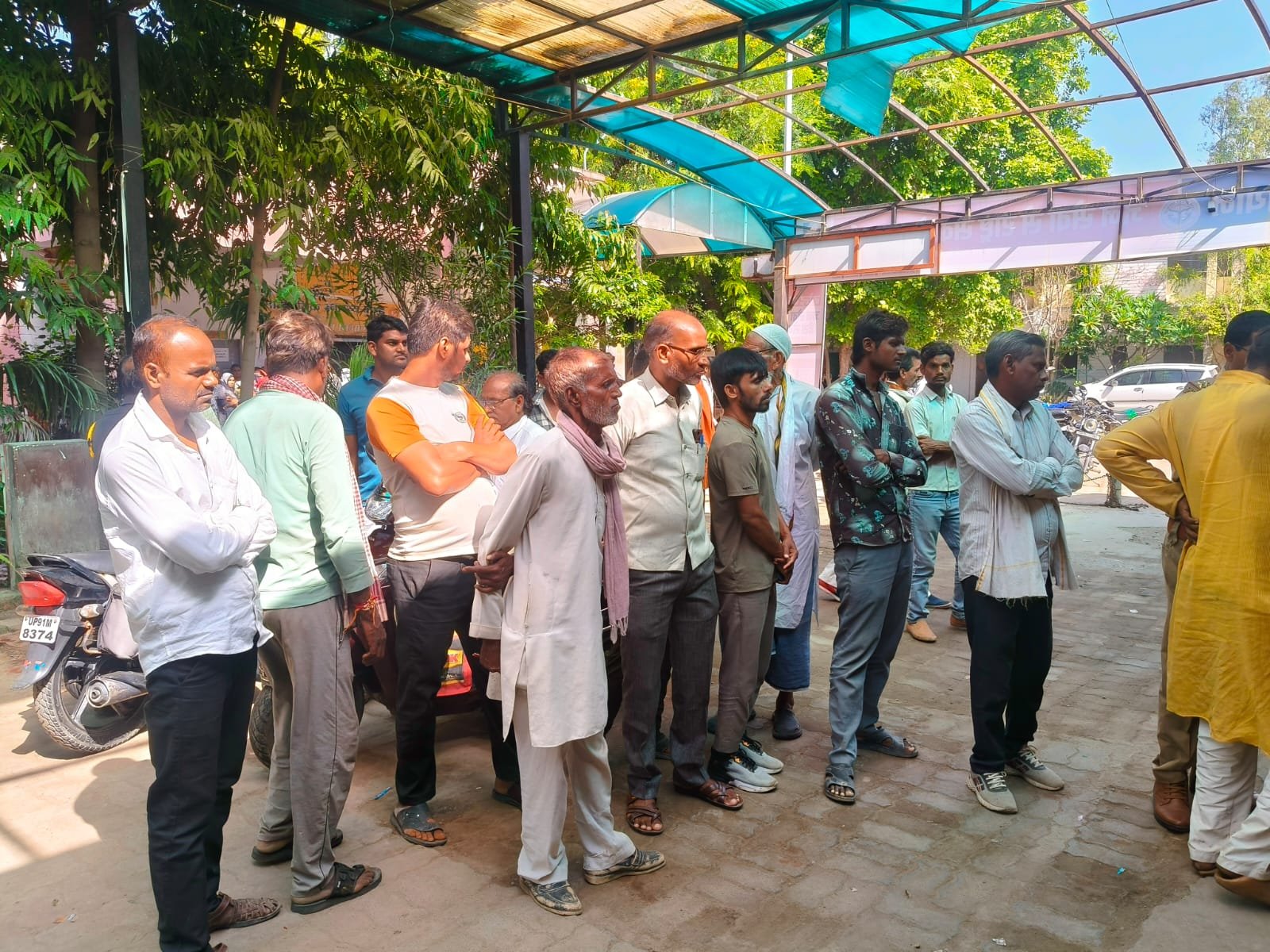 हमीरपुर :मथुरा-वृंदावन से दर्शन कर लौट रहे दो श्रद्धालुओं की सड़क हादसे में मौत