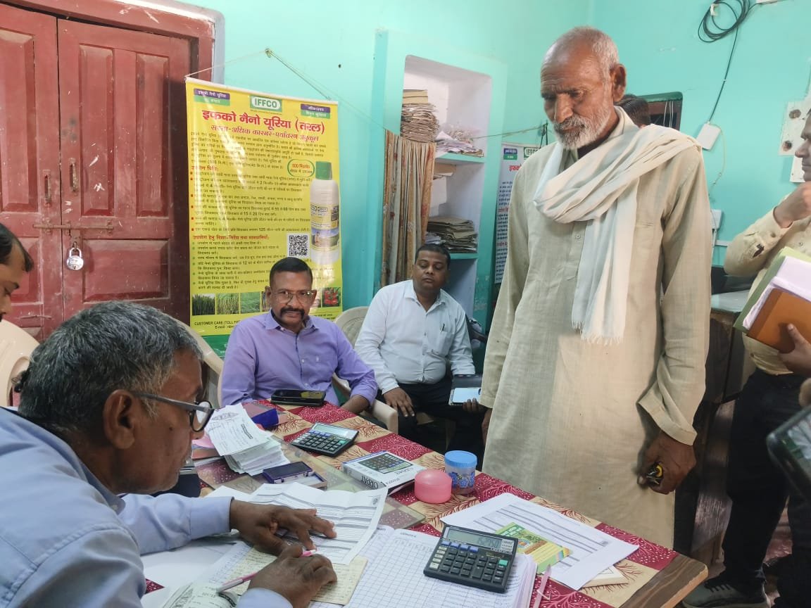 हमीरपुर :डीएम ने खाद वितरण केंद्रों का किया औचक निरीक्षण, किसानों से संवाद कर जानी समस्याएं