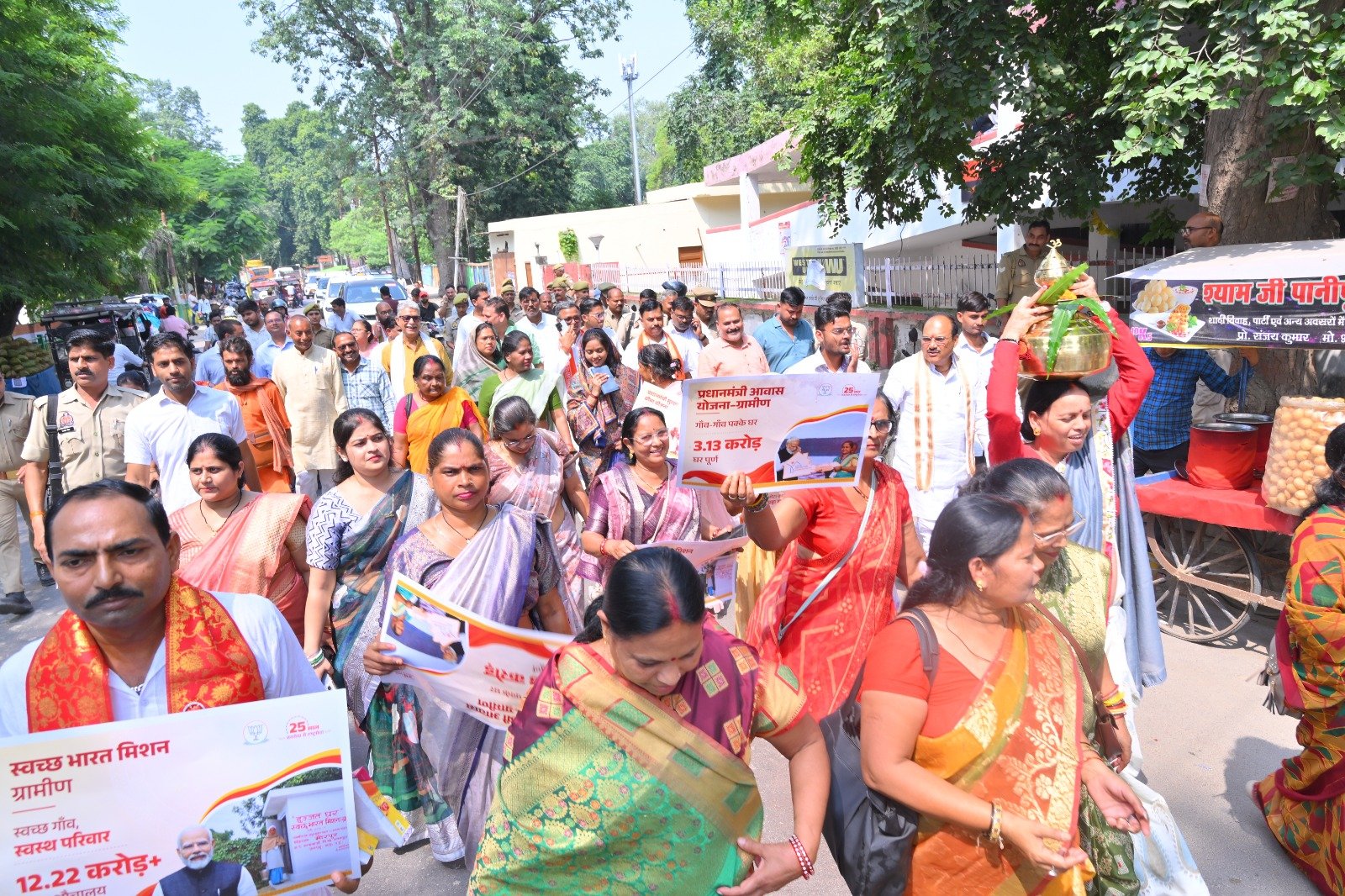 हमीरपुर :सेवा संकल्प अभियान में निकली भव्य सेवा ज्योति कलश यात्रा, अंबेडकर पार्क से गांधी पार्क तक गूंजा विकसित भारत का संकल्प