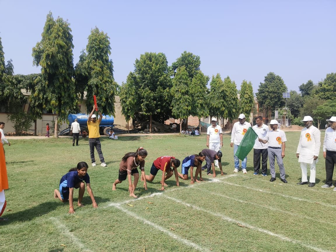 हमीरपुर :राजकीय स्पोर्ट्स स्टेडियम में तीन दिवसीय जनपद स्तरीय शैक्षिक खेलकूद प्रतियोगिता का शुभारंभ