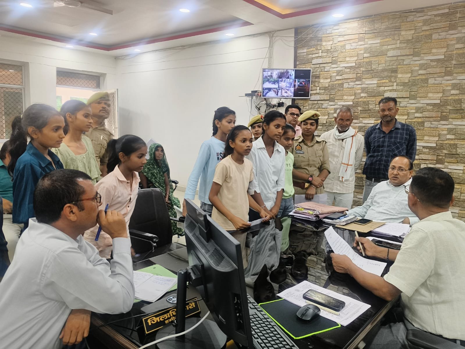 हमीरपुर :जिलाधिकारी ने कलेक्ट्रेट में जनसुनवाई कर सुनीं आमजन की समस्याएं, अधिकारियों को त्वरित निस्तारण के निर्देश