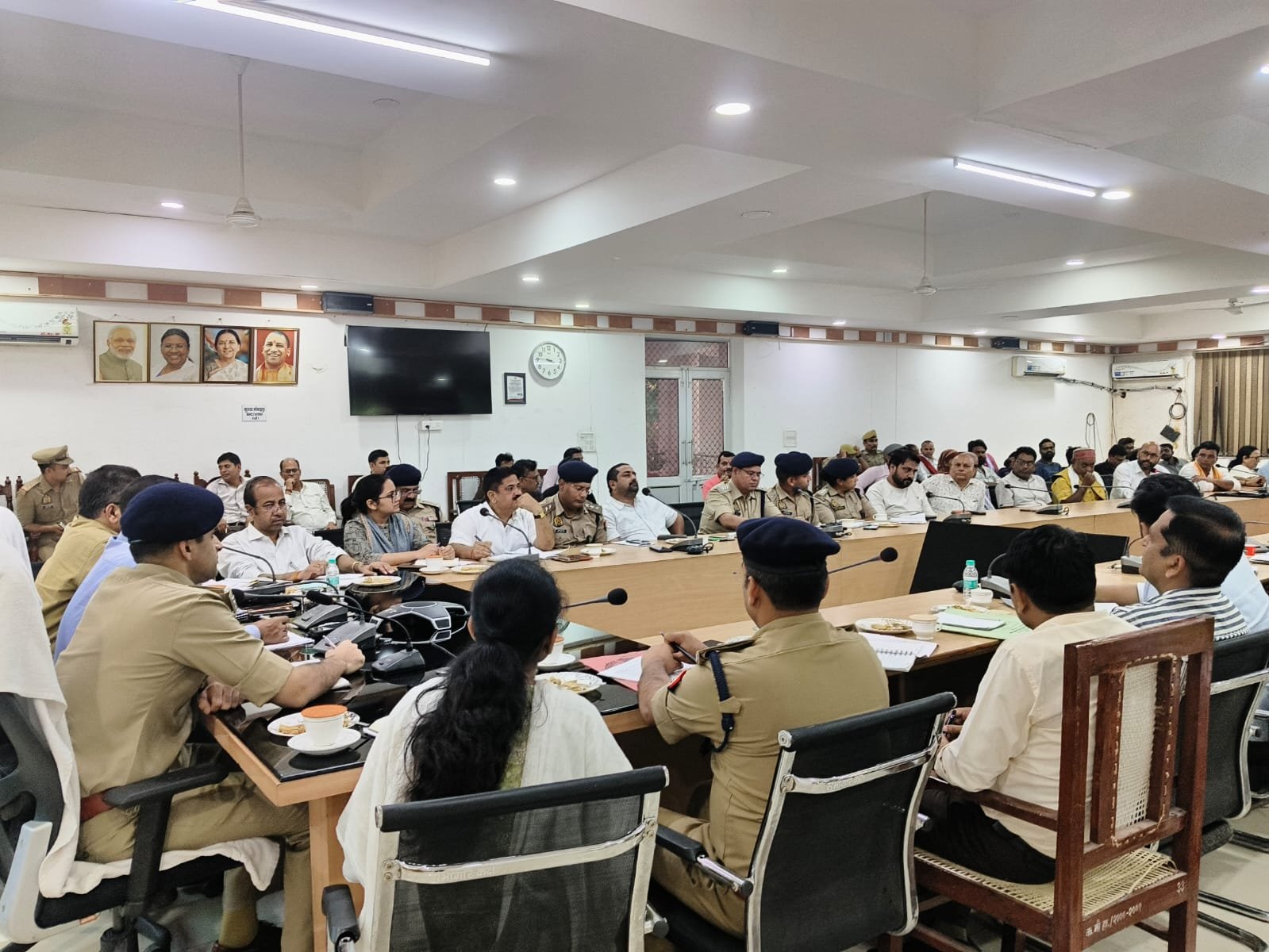 हमीरपुर :त्योहारों को भाईचारे और सौहार्द के साथ मनाएं, अफवाहों से बचें: डीएम