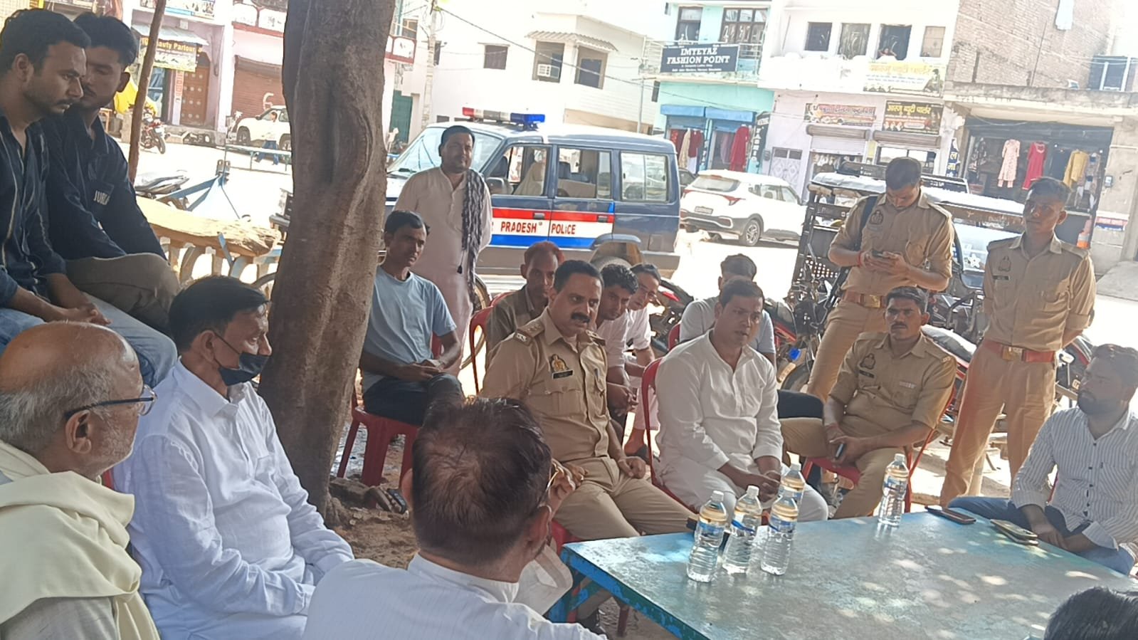 हमीरपुर :अपराध रोकने को लेकर मौदहा पुलिस की अनोखी पहल, चौपाल के माध्यम से लोगों को किया जागरूक