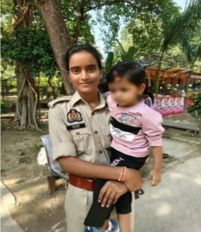 हमीरपुर :मेले में बिछड़ी चार वर्षीय बच्ची को महिला आरक्षी ने सकुशल परिजनों से मिलाया