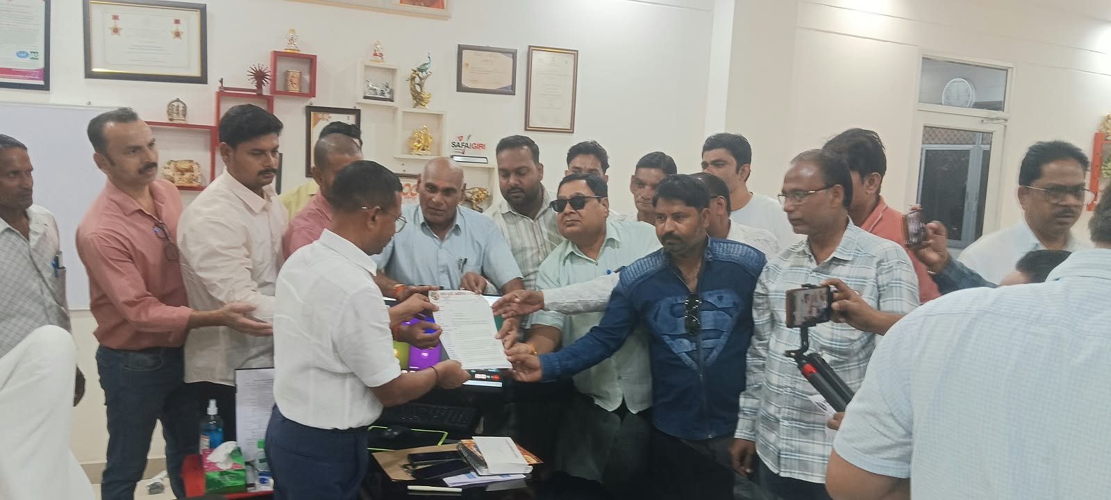 हमीरपुर :पत्रकारों पर हमलों और उत्पीड़न पर रोक लगाने के लिए ऑल यूपी जर्नलिस्ट एसोसिएशन ने उठाई आवाज