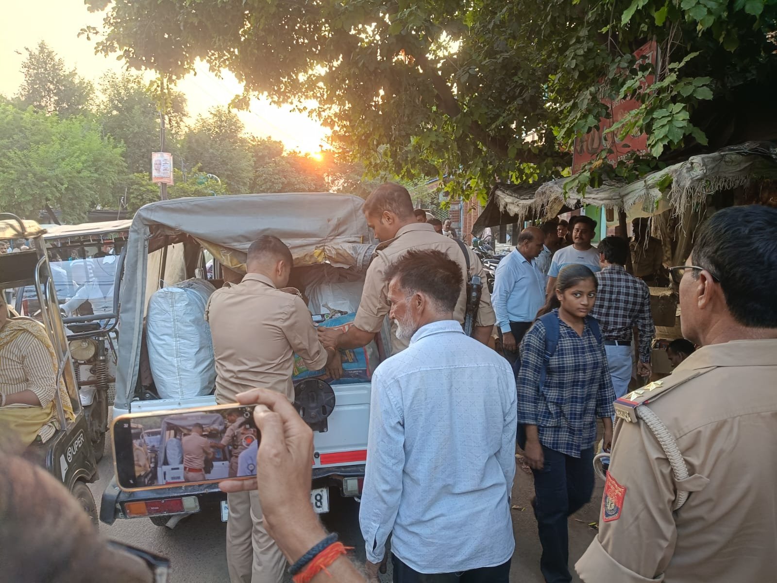 हमीरपुर :इलाही तालाब के पास चाय-गुटखा की दुकान पर कार्रवाई, भारी मात्रा में अवैध आतिशबाजी बरामद होने की जानकारी