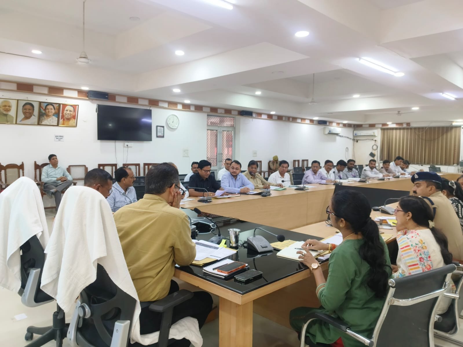 हमीरपुर :उद्योग बंधु की बैठक में डीएम सख्त, बिना अनुमति अनुपस्थित अधिकारियों का वेतन रोकने के निर्देश