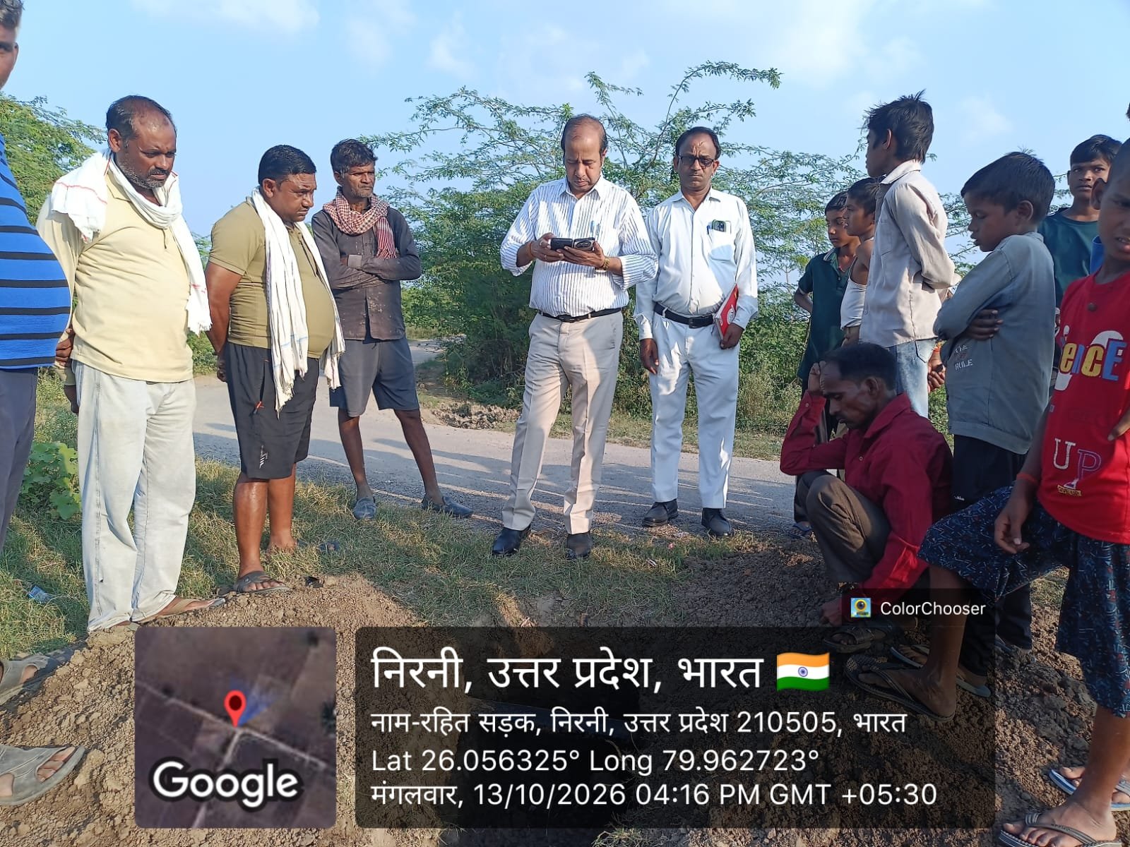 हमीरपुर :अपर जिलाधिकारी खुद गड्ढे में उतरे, पाइपलाइन की गहराई नापी तो मात्र 7 इंच पर मिली पाइपलाईंन