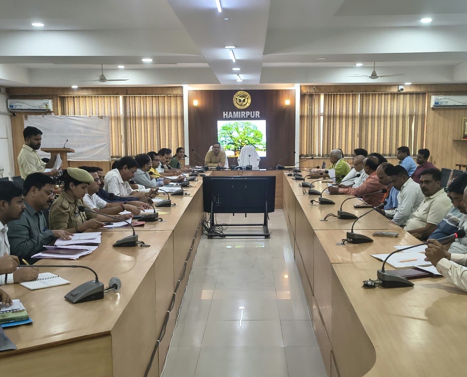हमीरपुर :राठ में क्षतिग्रस्त सड़कों एवं खुदी नालियों की मरम्मत का कार्य शीघ्र पूर्ण कराने के निर्देश