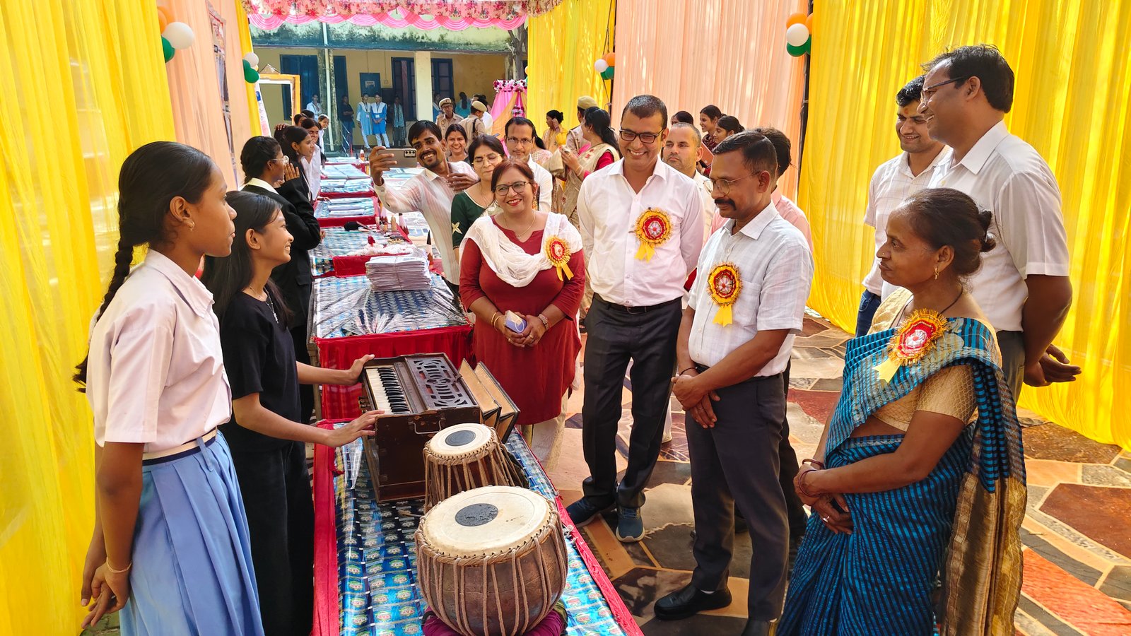 हमीरपुर :मिशन शक्ति के तहत जीजीआईसी में कैरियर मेला आयोजित, मेधावी छात्राओं को किया सम्मानित