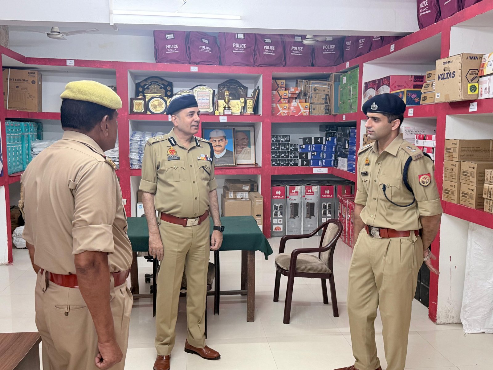 हमीरपुर :एडीजी प्रयागराज जोन ने पुलिस लाइन के नवीन स्टोर और जिम्नेजियम हॉल का किया निरीक्षण